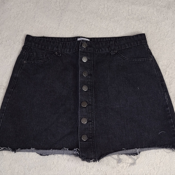 Mud Pie black denim button-up short mini skirt raw hemline women's size L - Picture 1 of 3